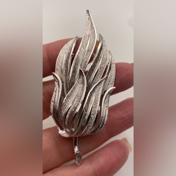 CORO Plant Leaf Gold Tone Botanical Nature Signed Vintage Brooch - Picture 1 of 7